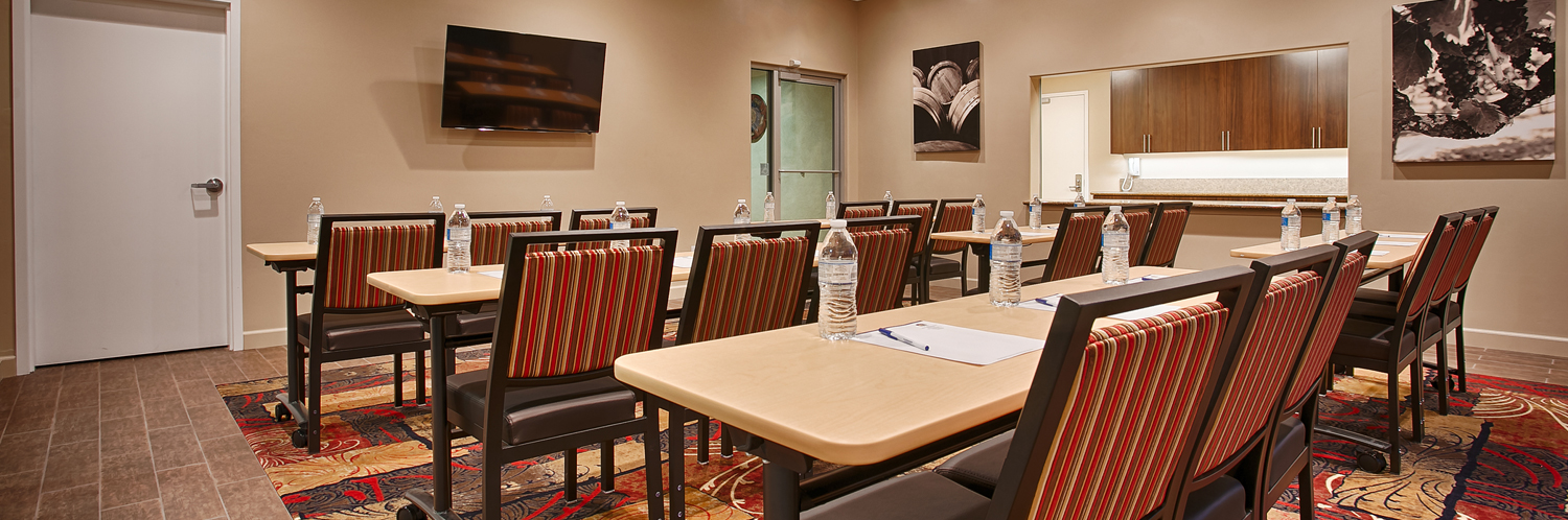 meeting rooms hosts up to 28 guests for seminars, banquets and small gatherings 